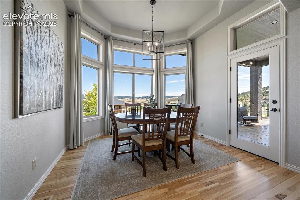 Image 16 of 50: Dining Area