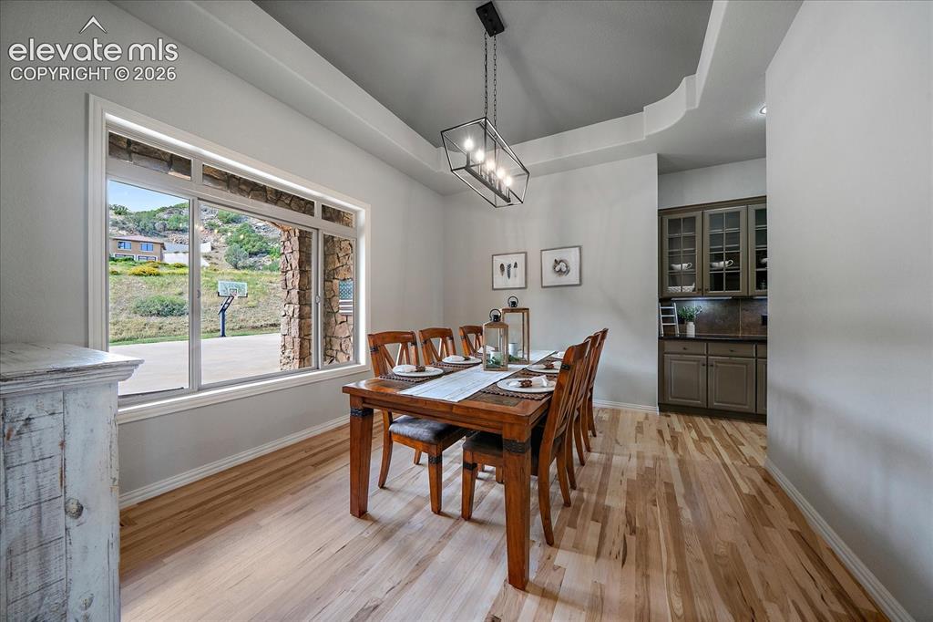 Image 18 of 50: Dining Area