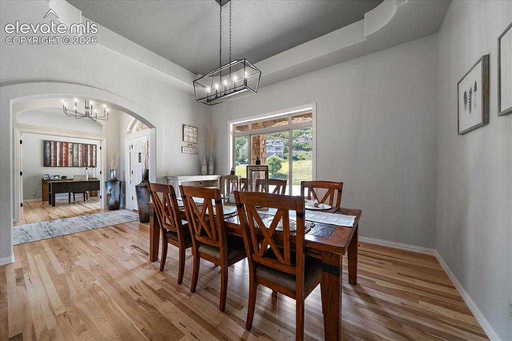 Image 19 of 50: Dining Area