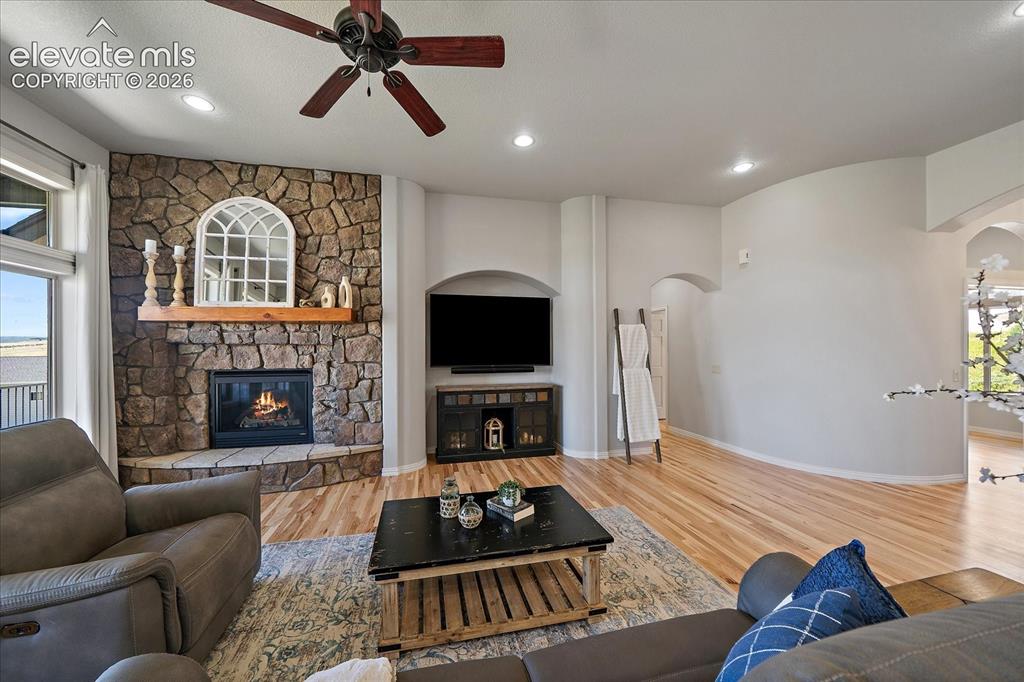 Image 8 of 50: Living Room