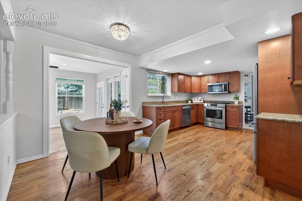 Image 11 of 47: Dining Area