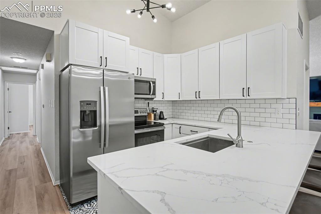 Image 14 of 23: Kitchen