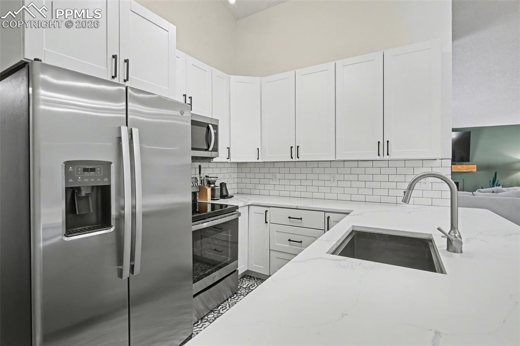 Image 15 of 23: Kitchen