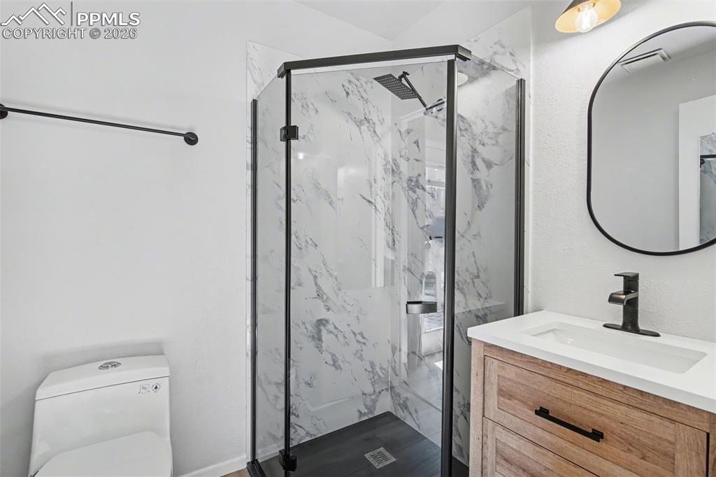 Image 19 of 23: Bathroom