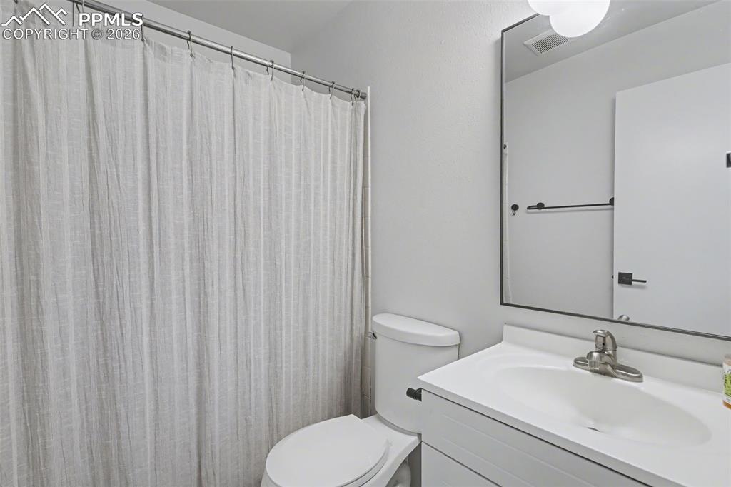 Image 23 of 23: Bathroom