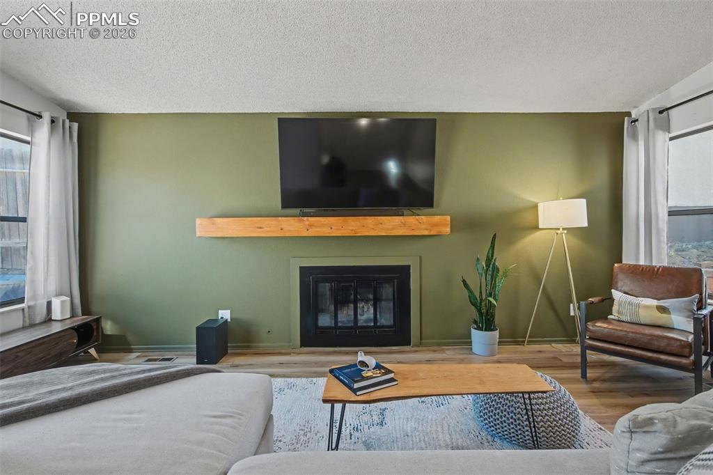 Image 5 of 23: Living Room