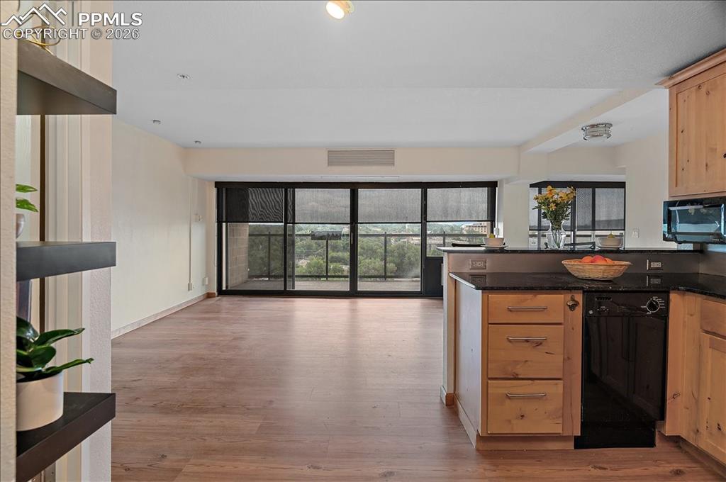 Image 13 of 45: Kitchen