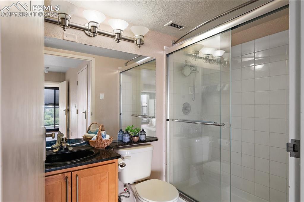 Image 19 of 45: Bathroom