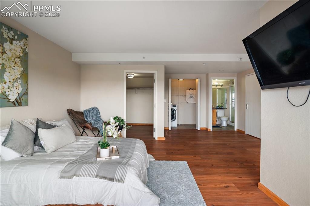 Image 20 of 45: Bedroom