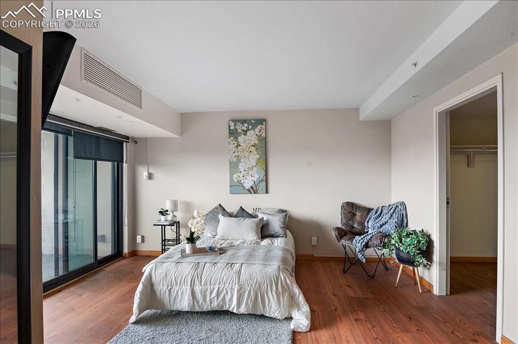 Image 23 of 45: Bedroom