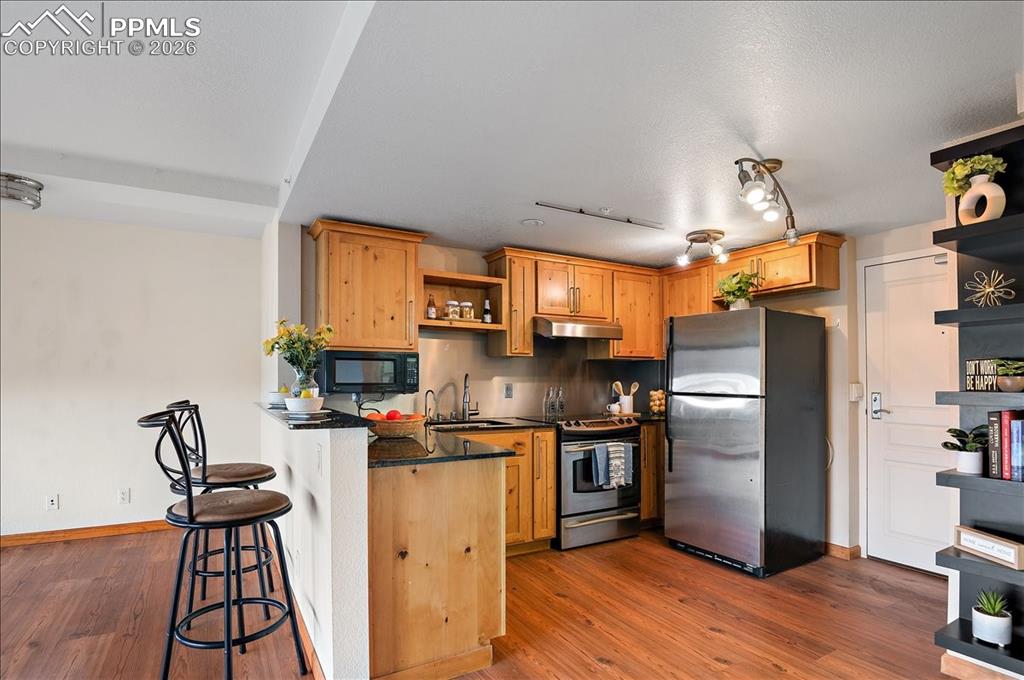 Image 26 of 45: Kitchen