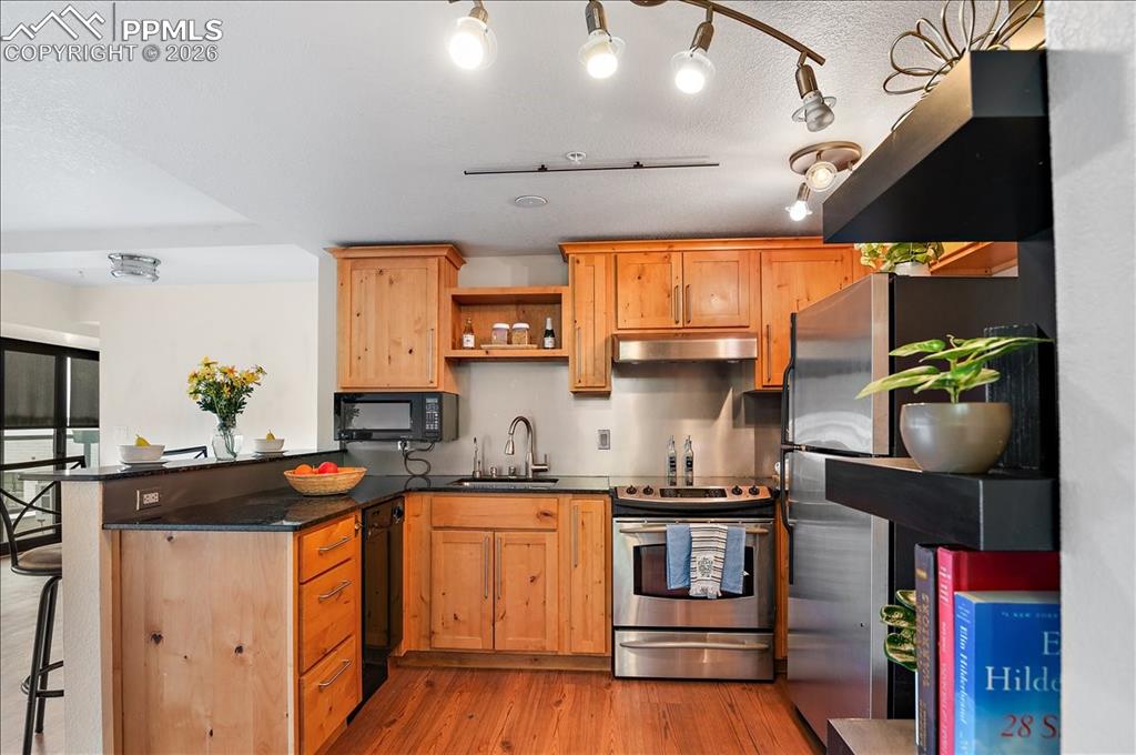 Image 29 of 45: Kitchen