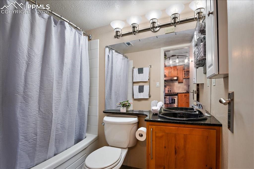 Image 30 of 45: Bathroom