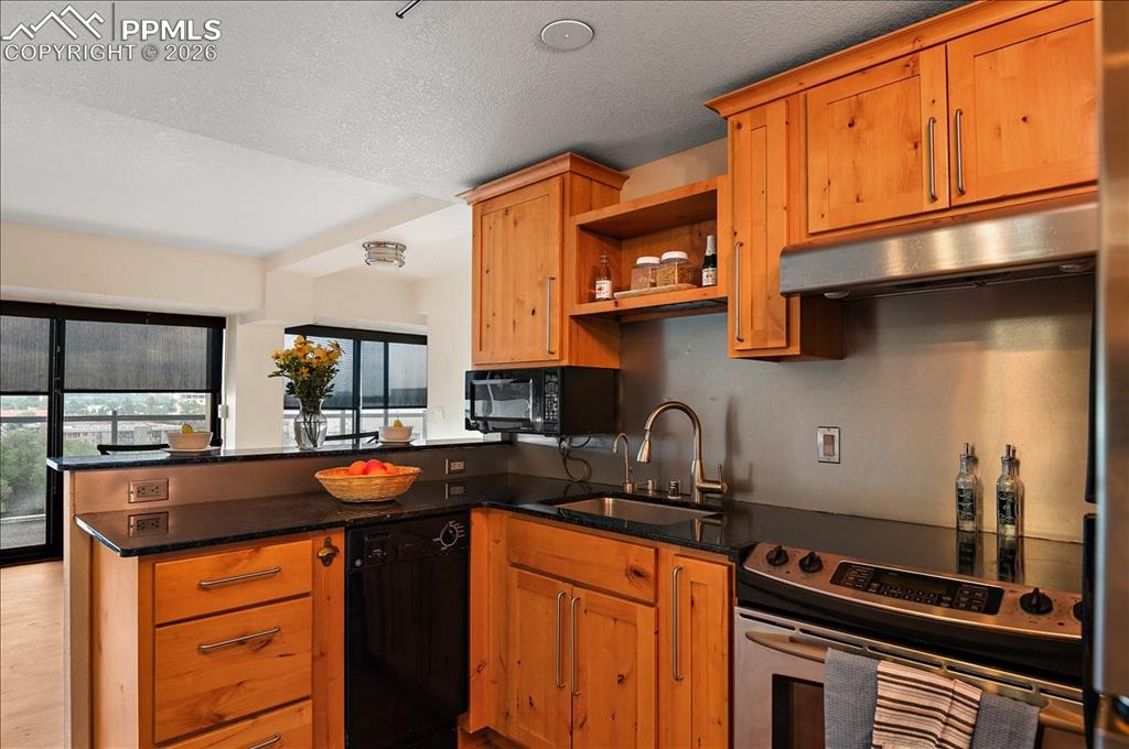 Image 31 of 45: Kitchen