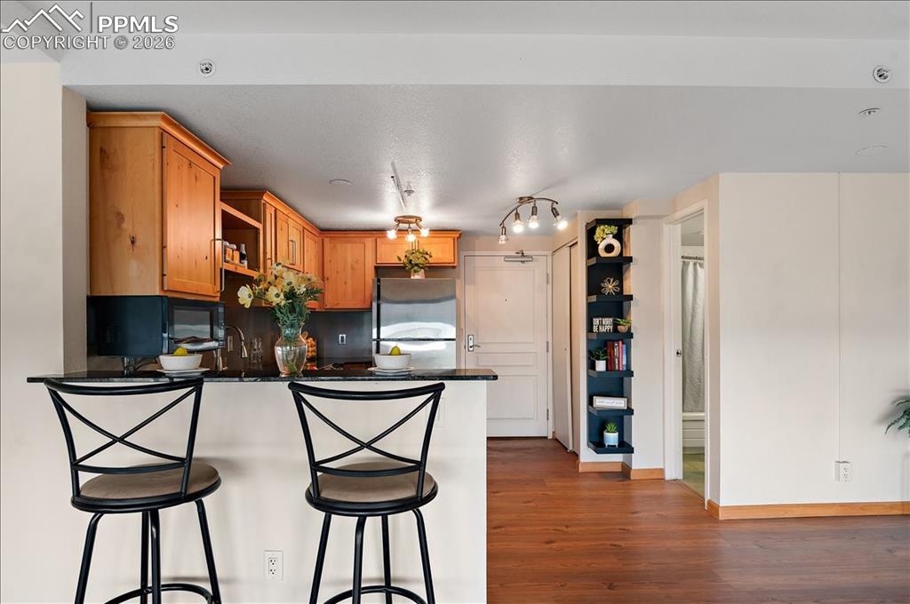 Image 32 of 45: Kitchen