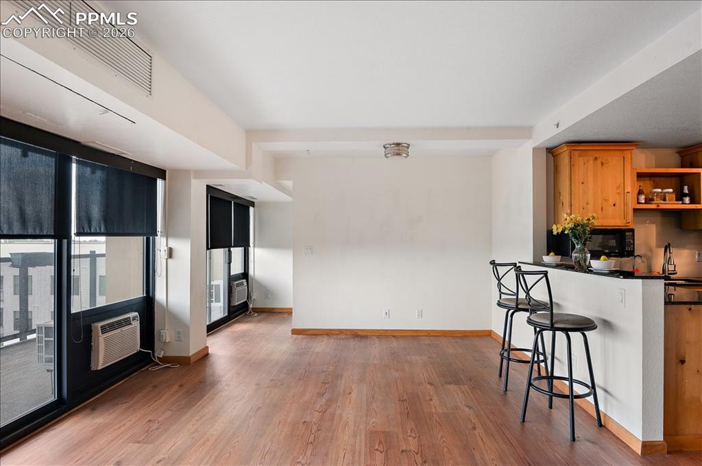 Image 33 of 45: Kitchen