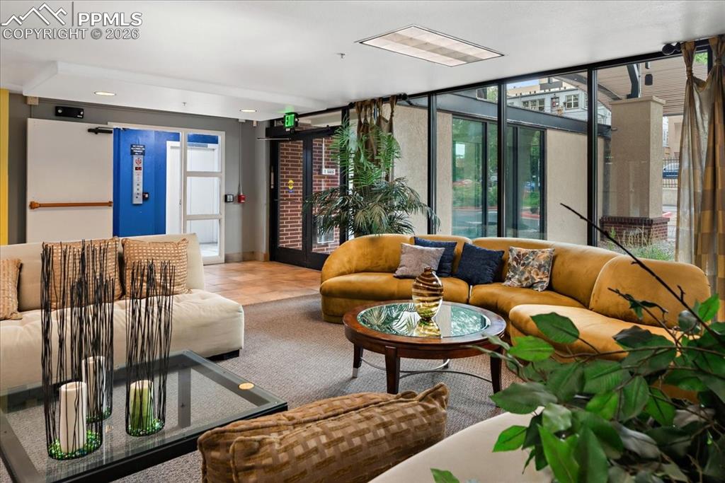 Image 4 of 45: Lobby