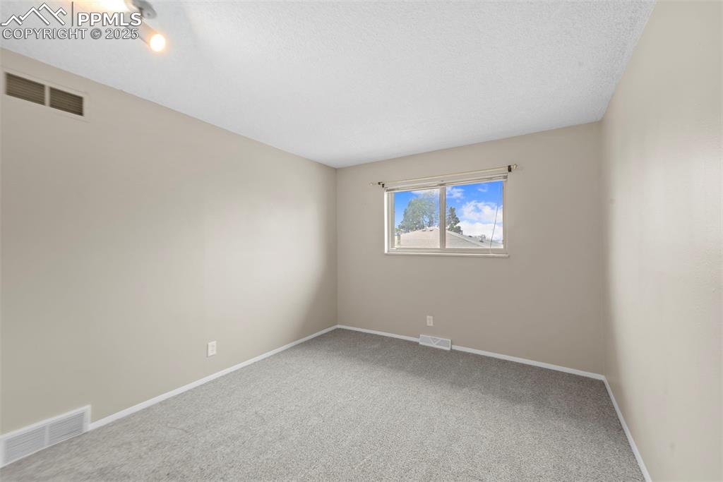 Image 12 of 18: secondary bedroom