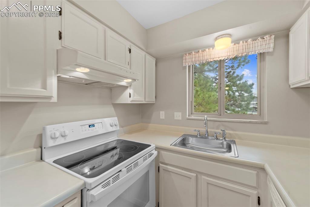 Image 8 of 18: Kitchen