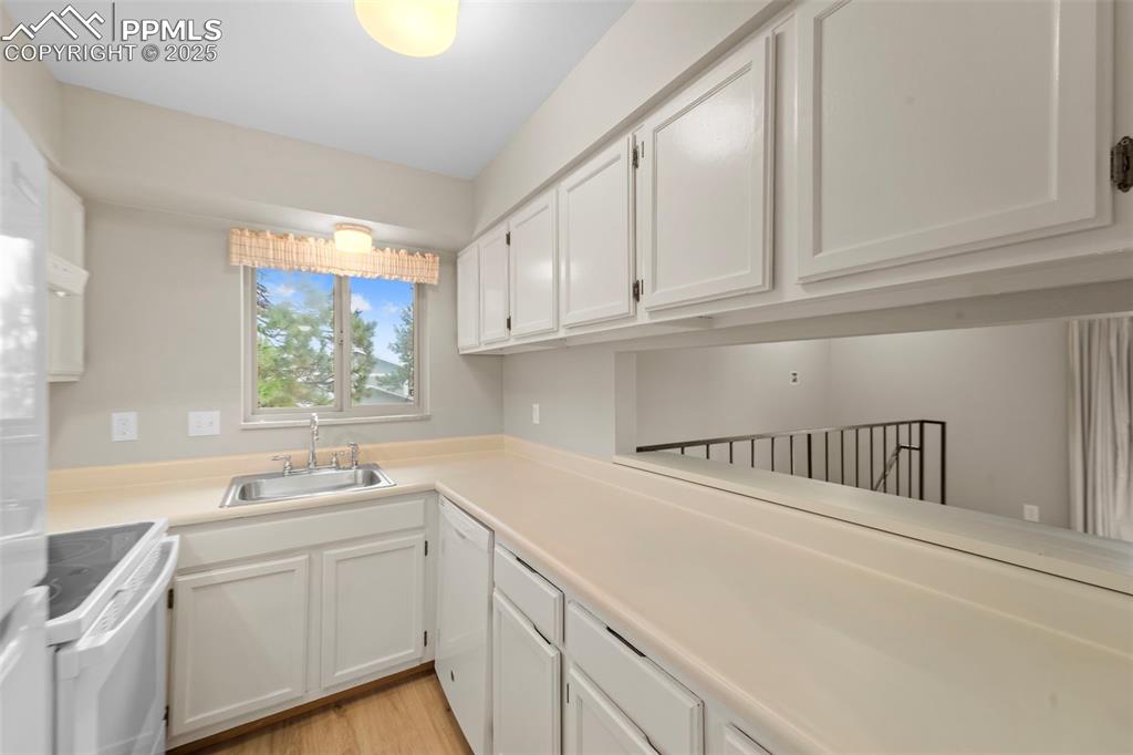 Image 9 of 18: Kitchen