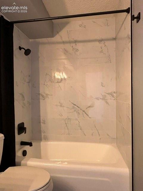 Image 16 of 30: Bathroom