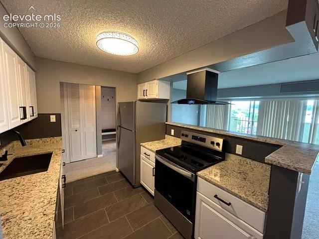 Image 7 of 30: Kitchen