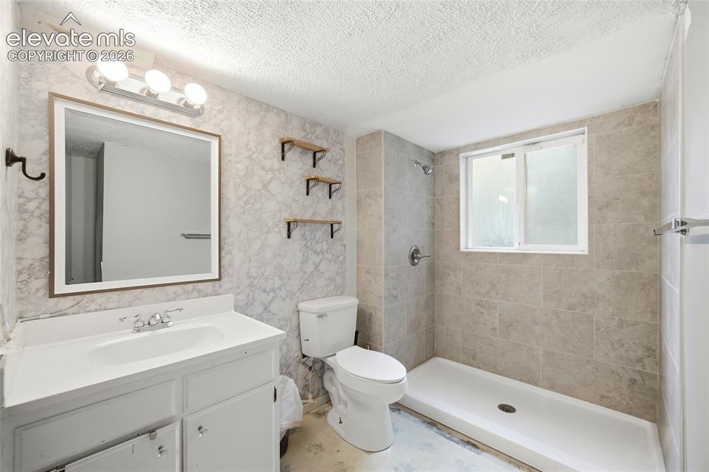 Image 24 of 41: Bathroom