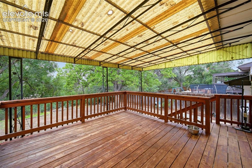 Image 32 of 41: Deck