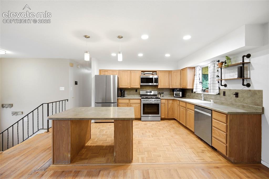 Image 7 of 41: Kitchen