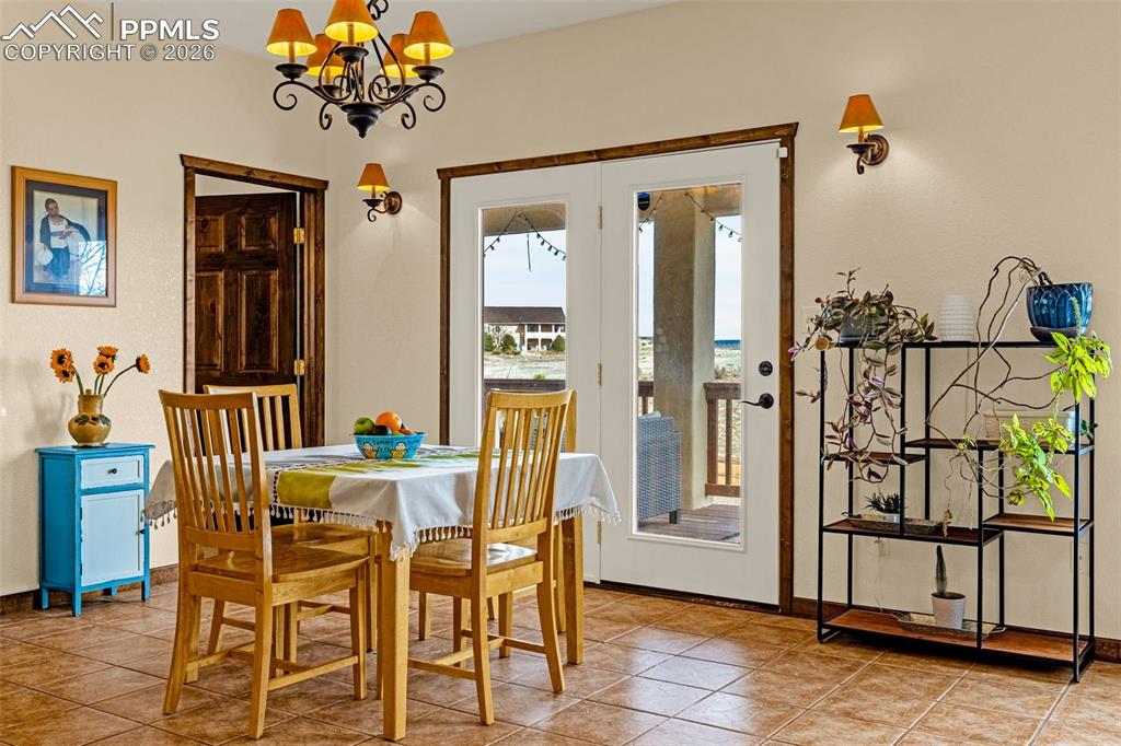 Image 16 of 48: Dining Area