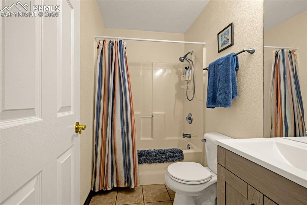 Image 20 of 48: Bathroom