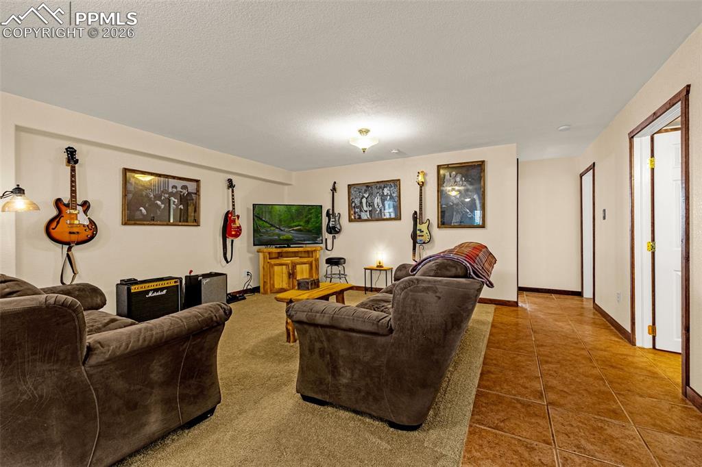 Image 30 of 48: Family Room