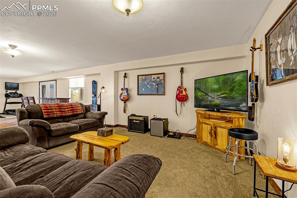 Image 31 of 48: Family Room