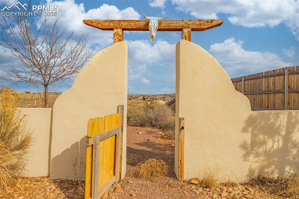 Image 39 of 48: Yard