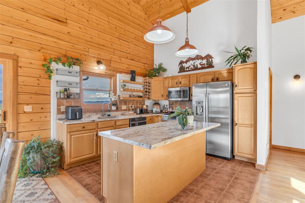 Image 11 of 46: Kitchen