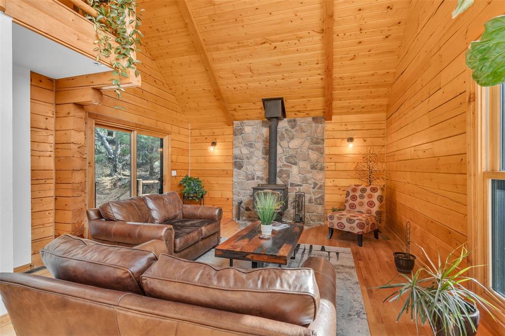 Image 15 of 46: Living Room