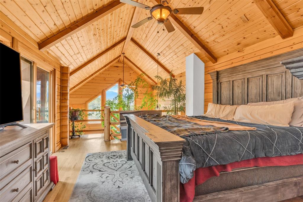 Image 18 of 46: Bedroom