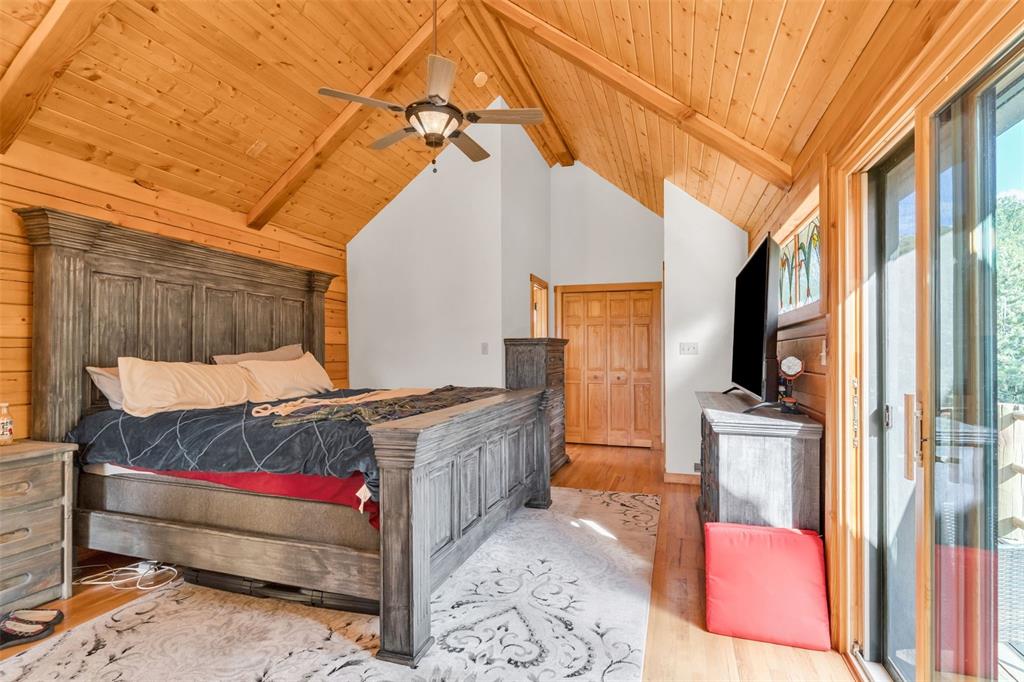 Image 19 of 46: Bedroom