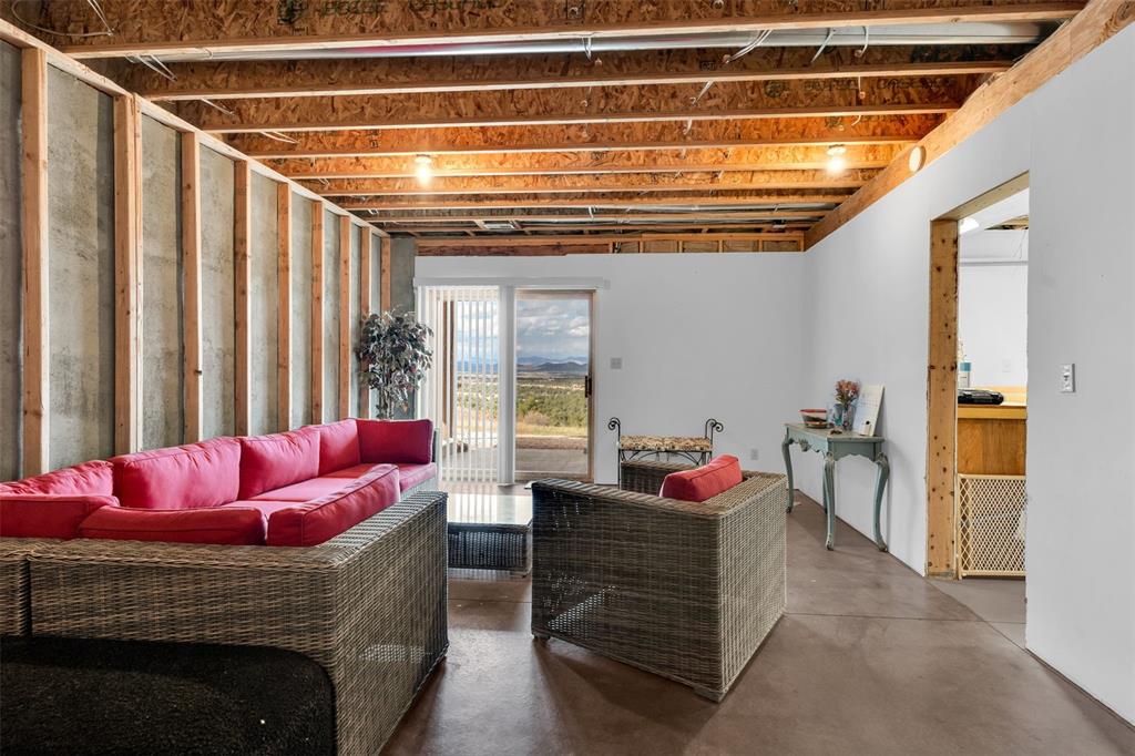 Image 28 of 46: Living Room