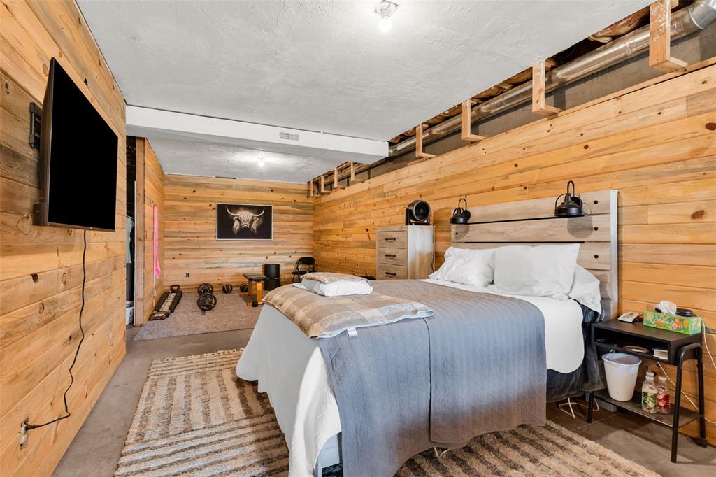 Image 30 of 46: Bedroom