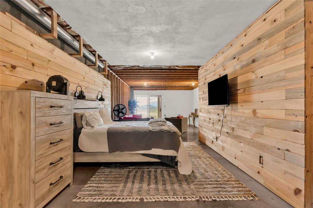 Image 31 of 46: Bedroom