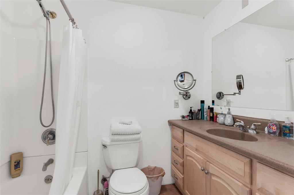 Image 33 of 46: Bathroom