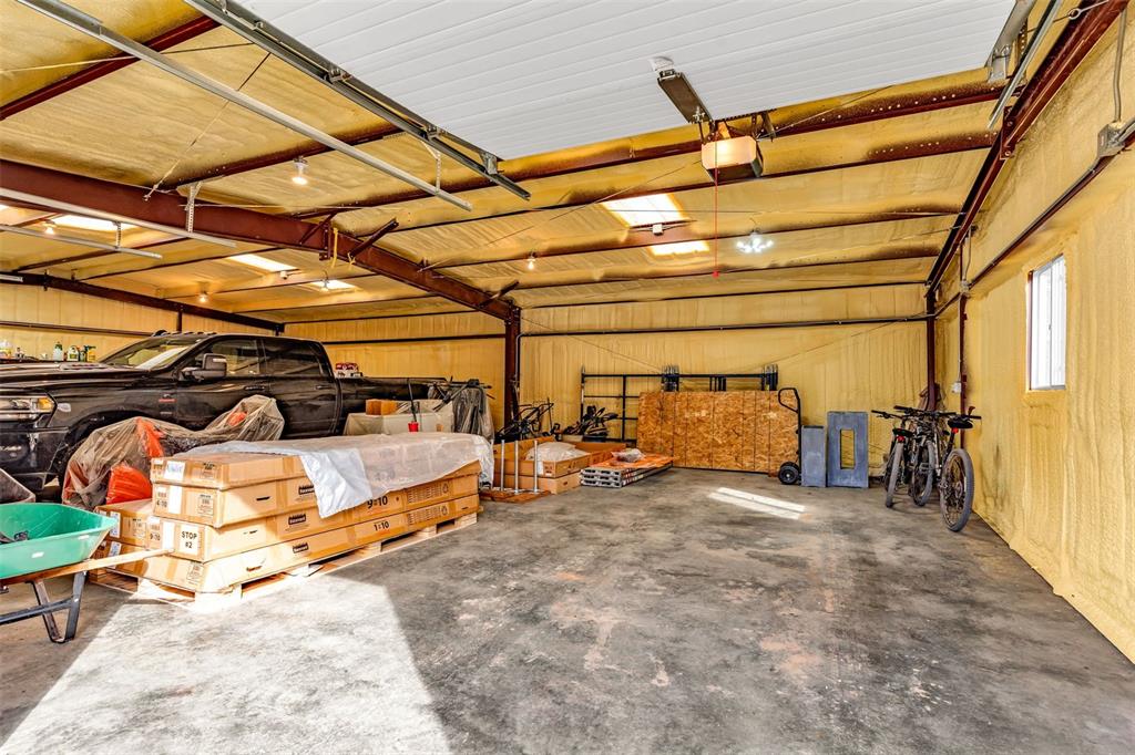 Image 44 of 46: Garage