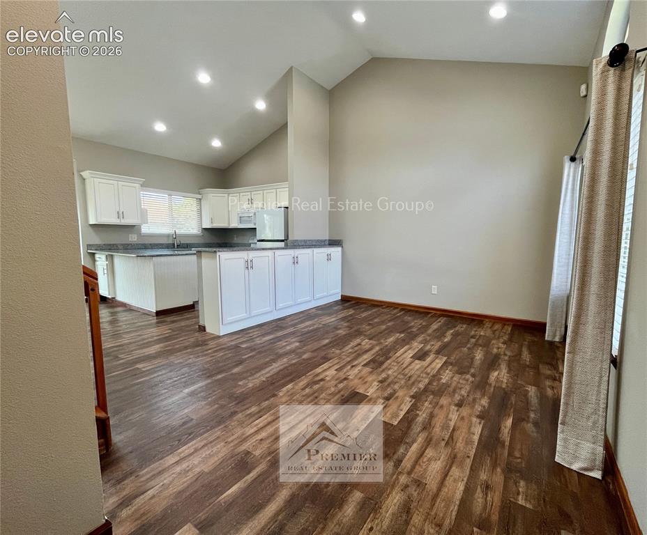Image 4 of 25: Kitchen