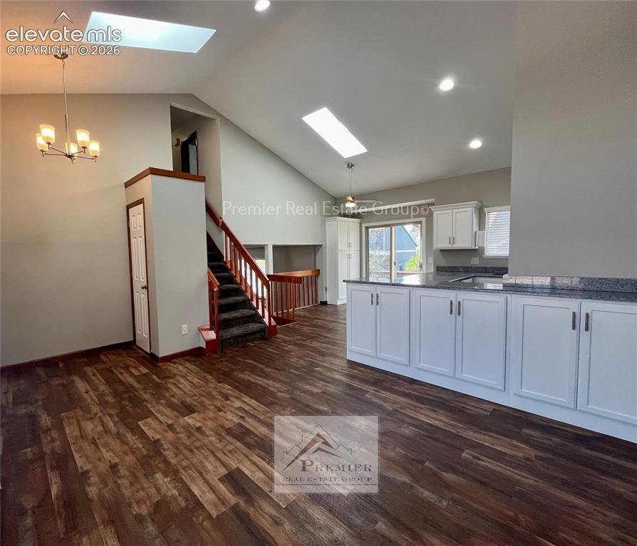 Image 5 of 25: Kitchen
