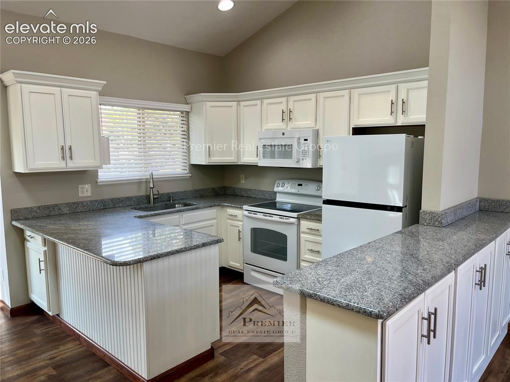 Image 7 of 25: Kitchen