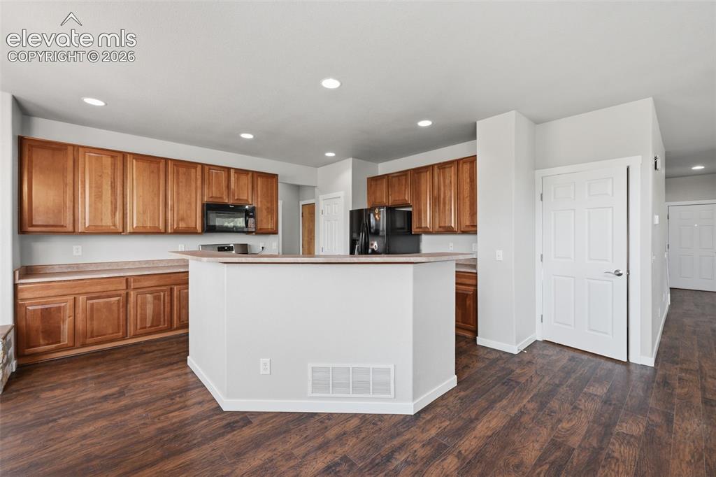 Image 10 of 32: Kitchen