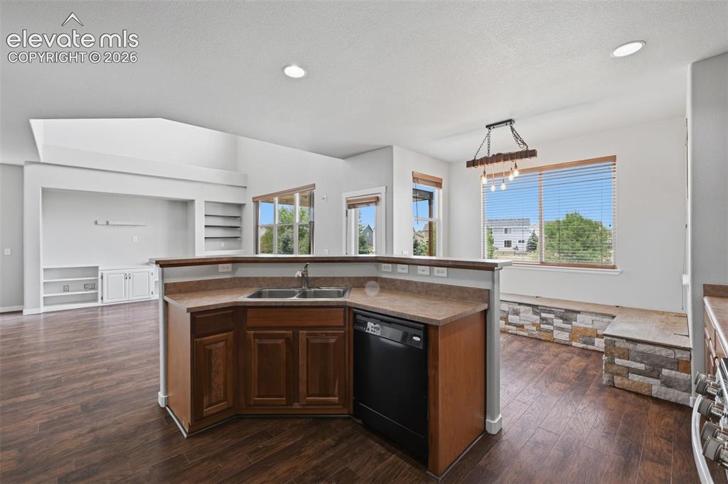 Image 12 of 32: Kitchen/Family Room