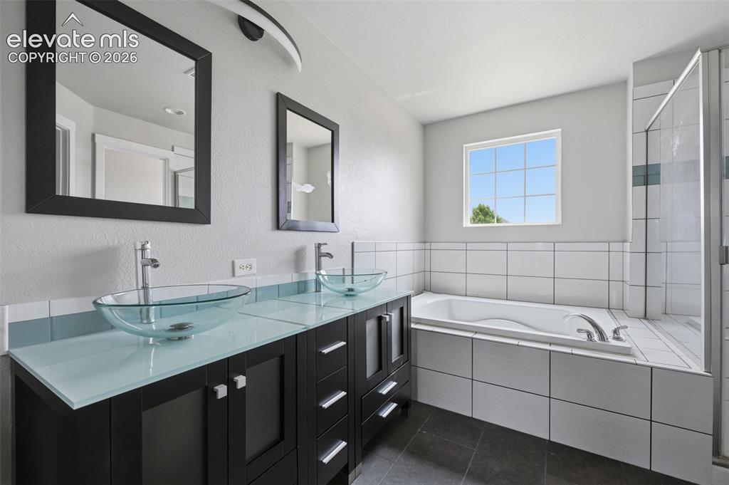 Image 19 of 32: 5 Piece Primary Bath