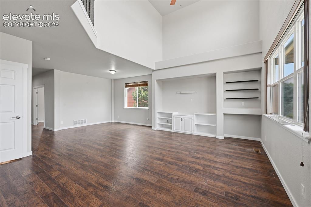 Image 7 of 32: Family Room